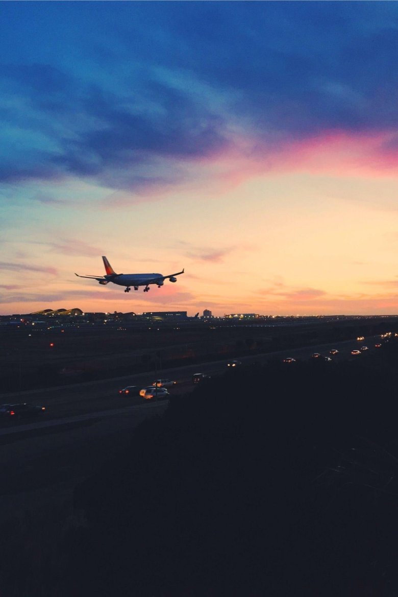 Самолет на закате