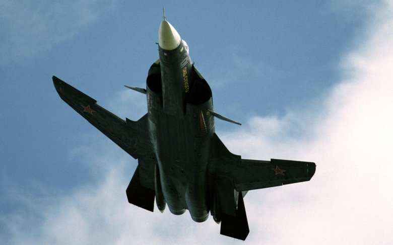 Самолет с обратной стреловидностью крыла су-47