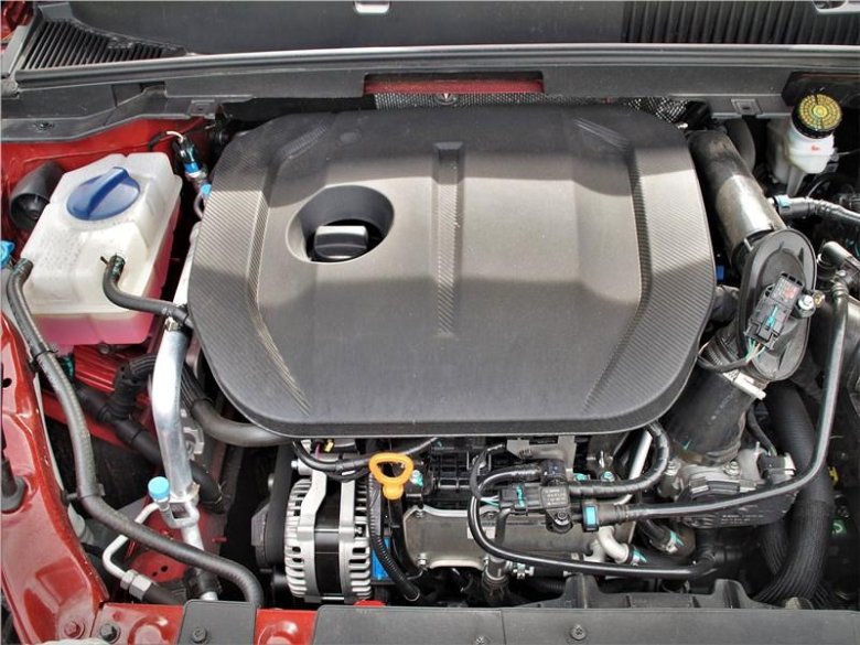 Двигатель под капотом