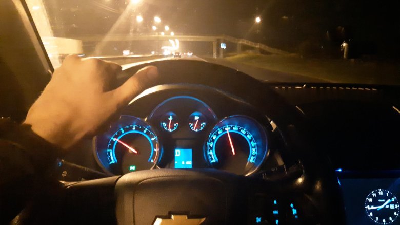 За рулем шевроле круз