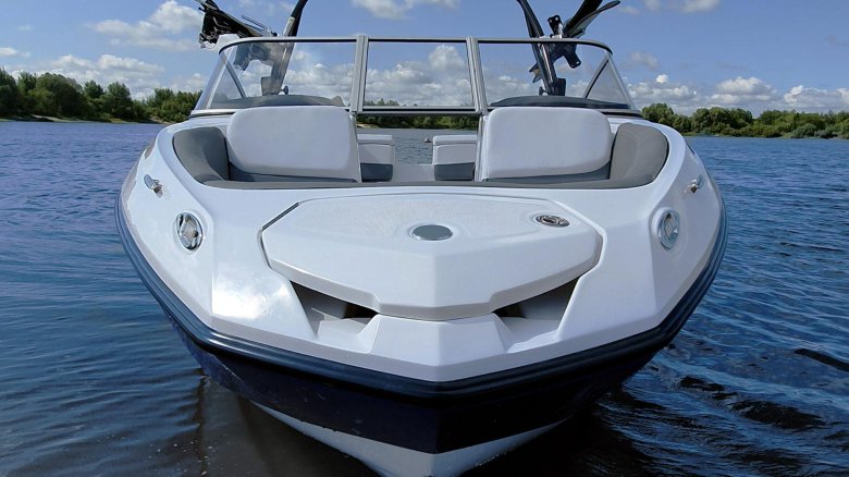 Катер моторный