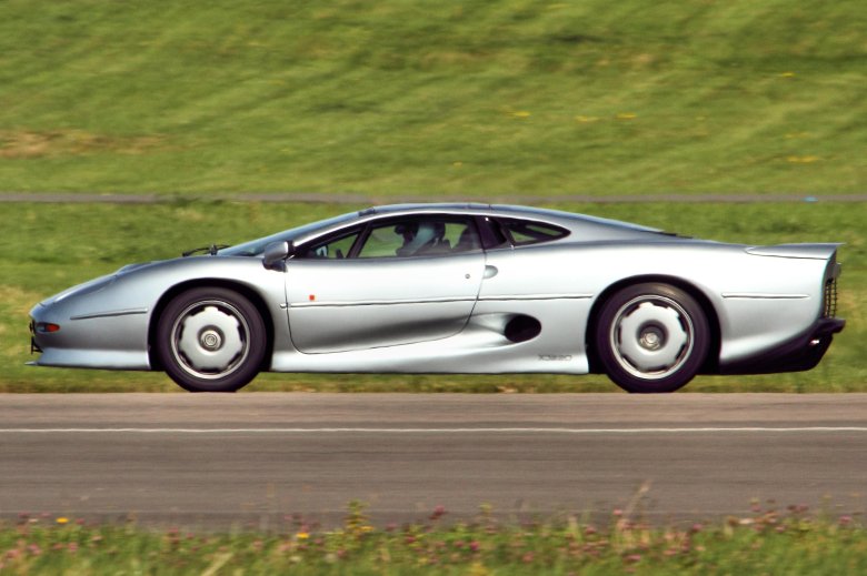 Ягуар xj 220