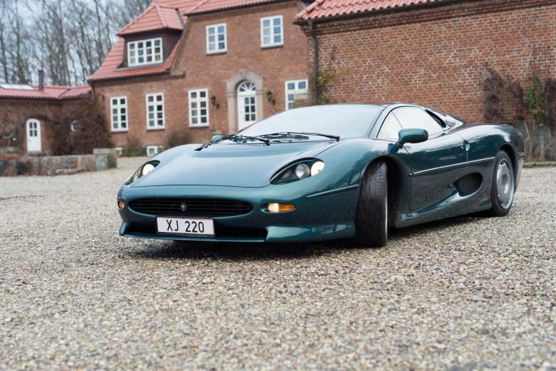 Yaguar xj 220