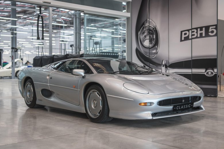 Ягуар xj 220
