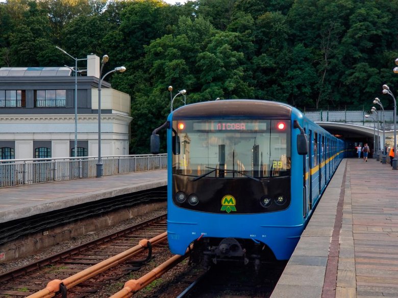Метро киева поезда