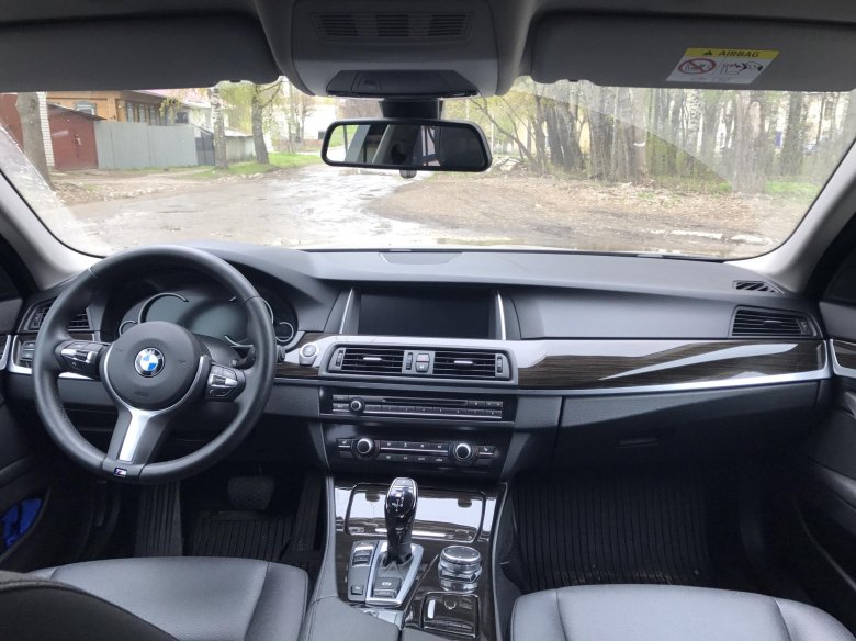 Бмв 520i салон