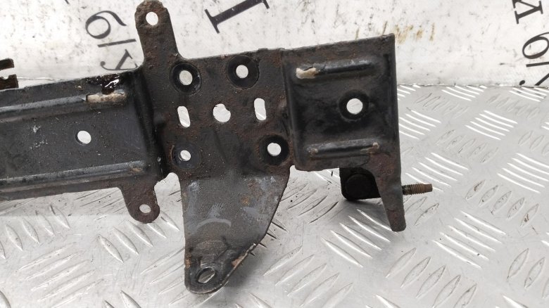 Кронштейн усилителя переднего бампера