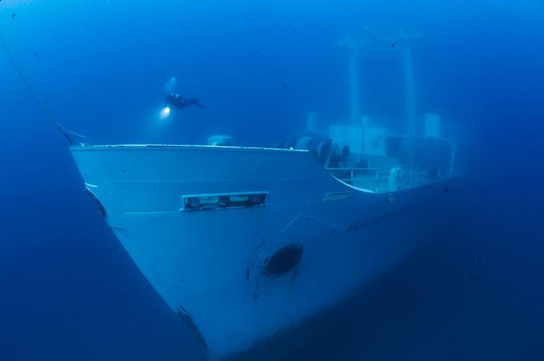 Тонущий корабль под водой