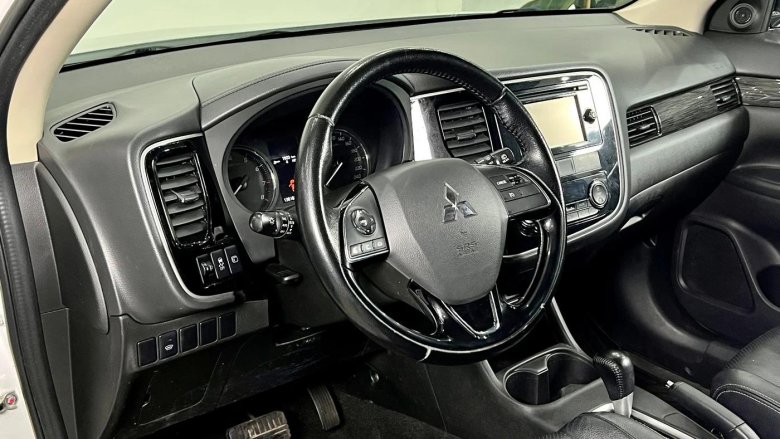 Mitsubishi outlander 2016