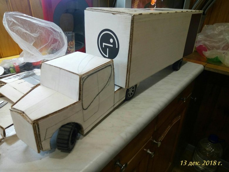 Грузовая машинка из картона