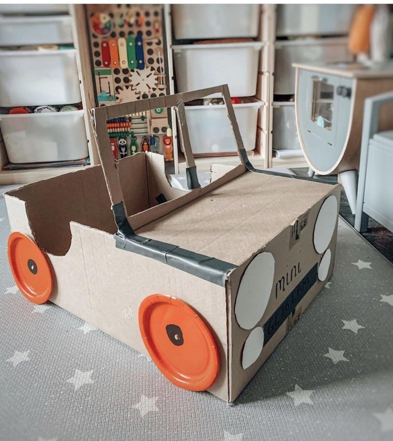 Автомобиль из картонной коробки