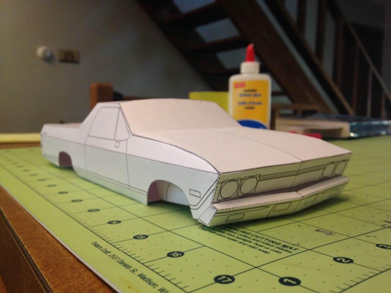 Модель автомобиля из бумаги