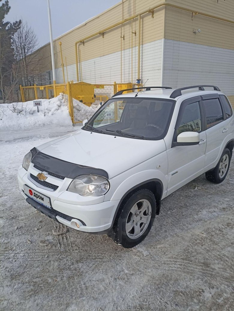 Белая шевроле нива