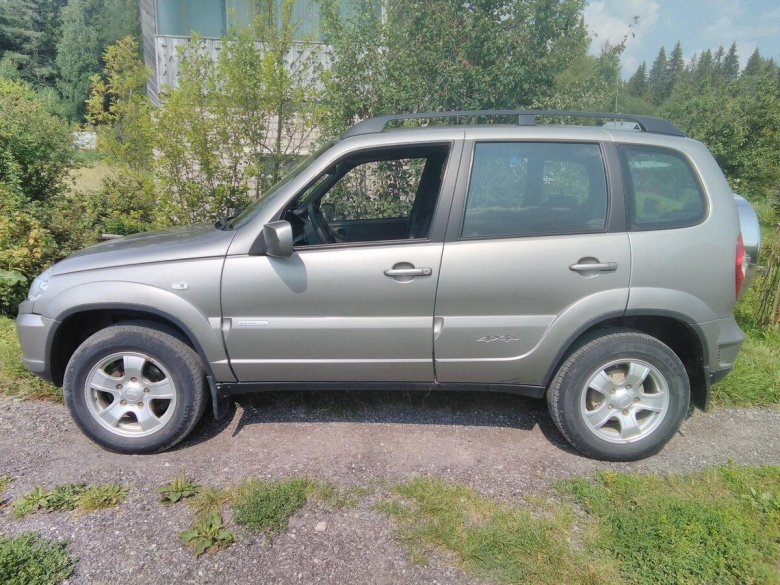 Нива шевроле серая