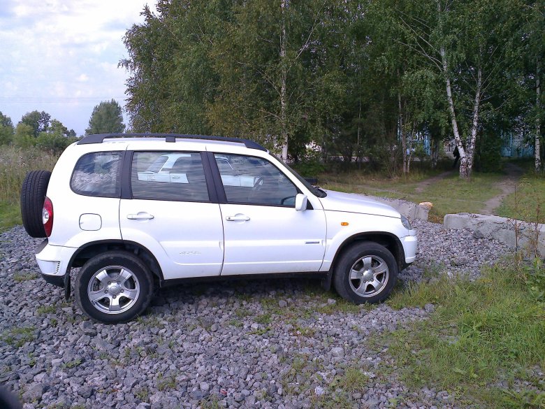 Белая шевроле нива