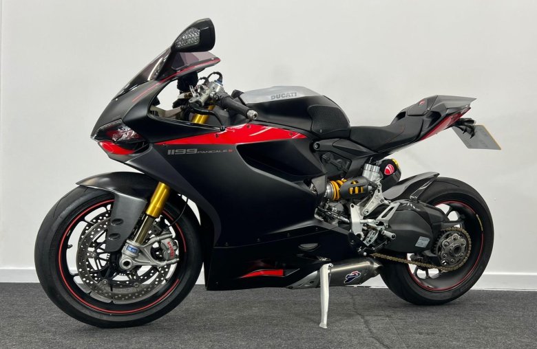 Black ducati 1199 panigale