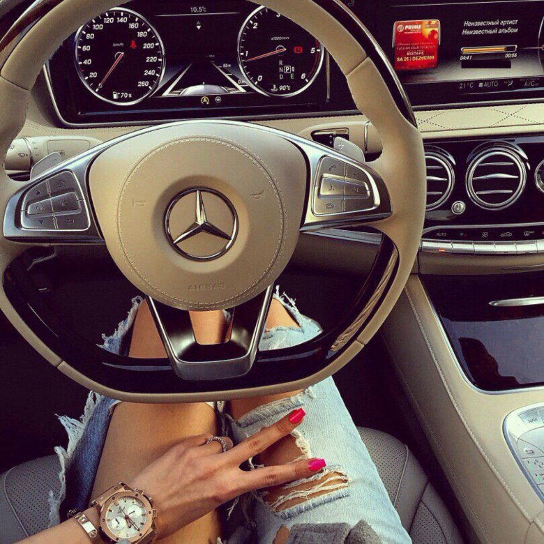 Девушка за рулем мерседеса