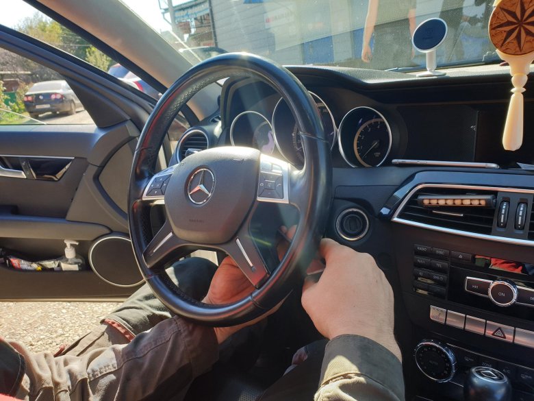 За рулем мерседес c205