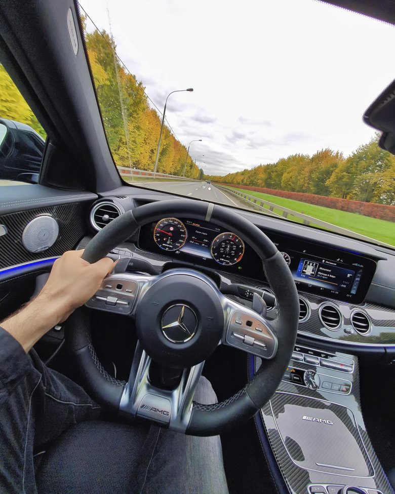 За рулем мерседес e63