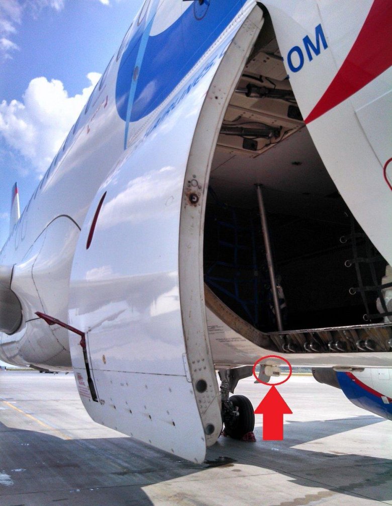 Crj-200_багажный отсек самолета