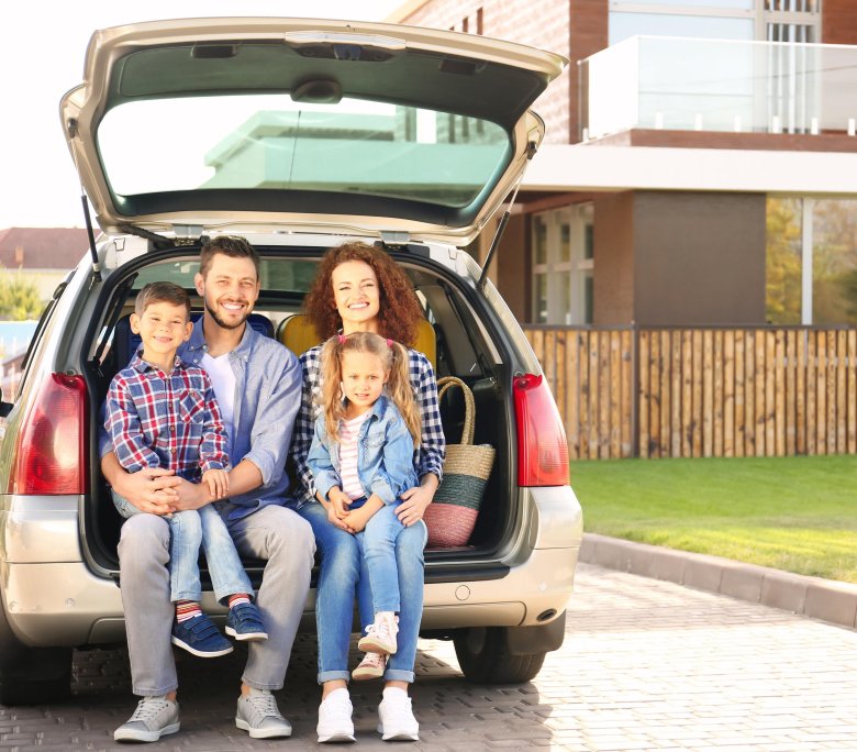 Семья около машины
