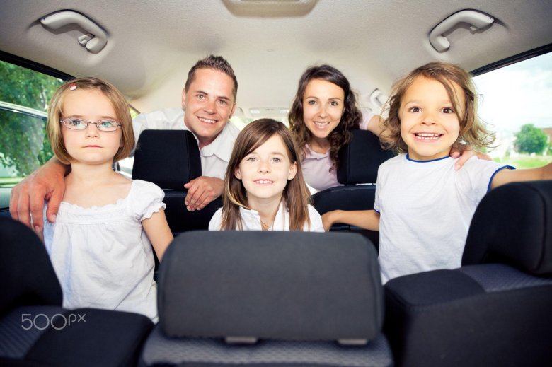 Семья в машине