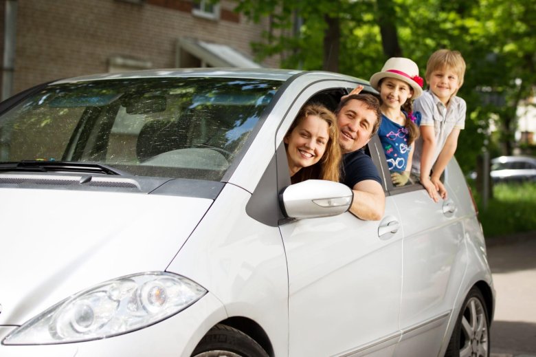 Семья в машине