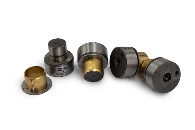 Шкворень уаз в сб на втулке /4ед/.