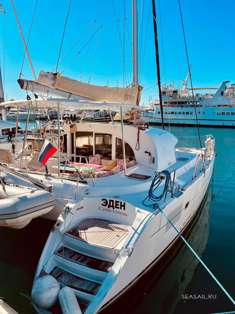 Яхта катамаран