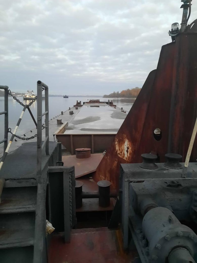 Баржа на волге