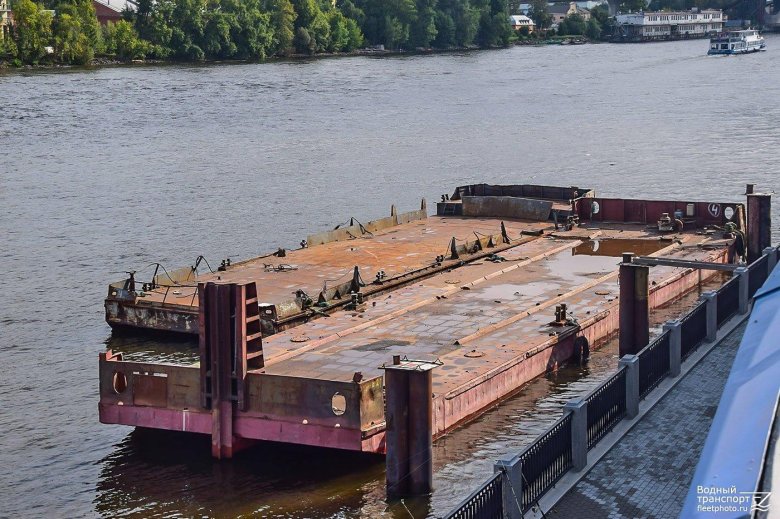 Баржа речная