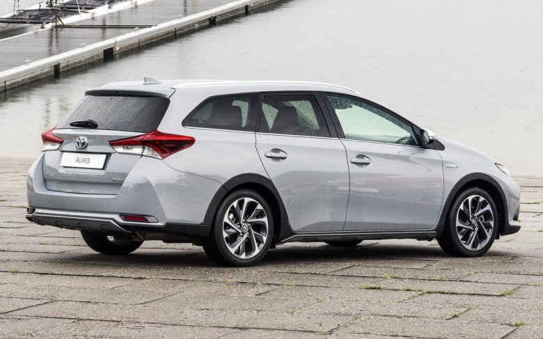 Toyota auris touring sports
