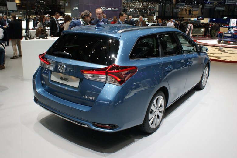 Toyota auris 2017 универсал
