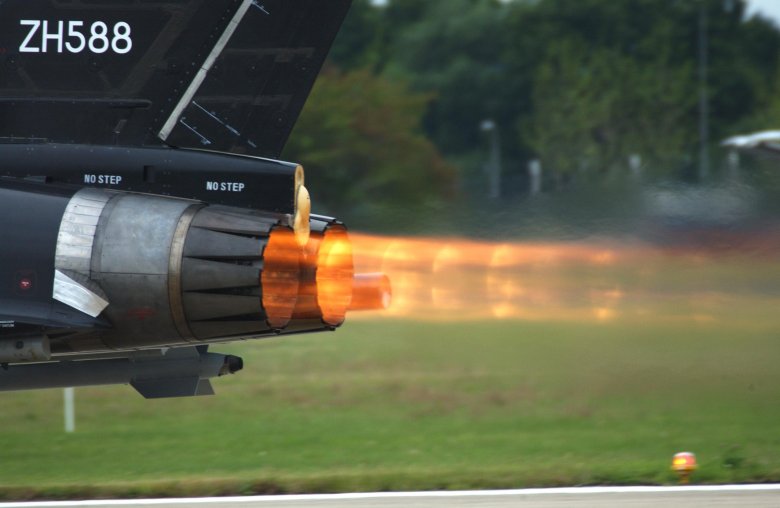 Реактивный двигатель истребителя