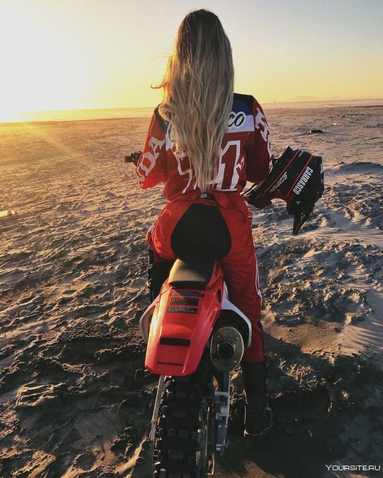 Девушка на мотоцикл