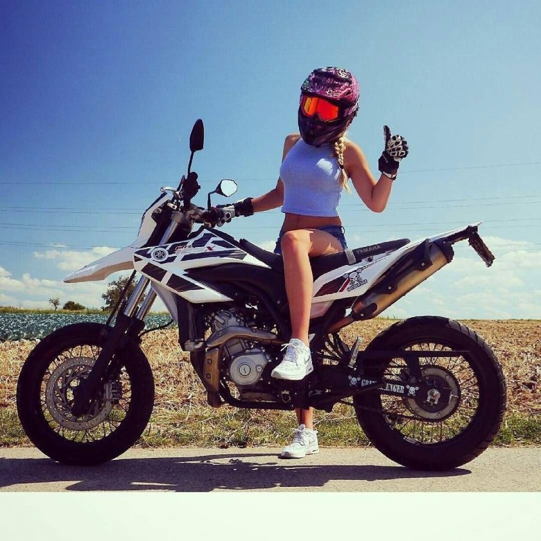 Девушка на эндуро мотоцикле