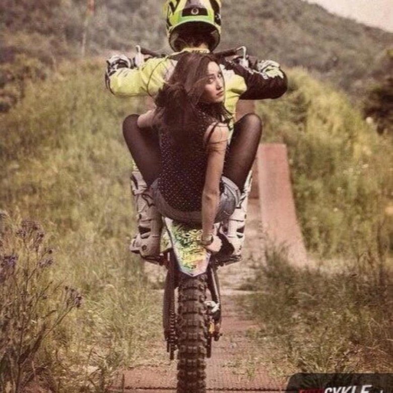 Девушка на питбайке