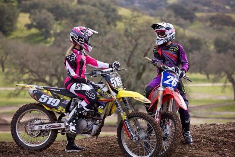 Девушка на питбайке в шлеме