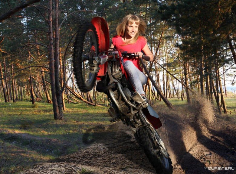 Девушка намкроссовом мотоцикле