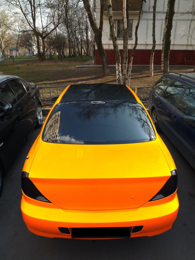 Машина желтого цвета