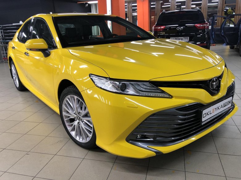 Тойота камри желтая