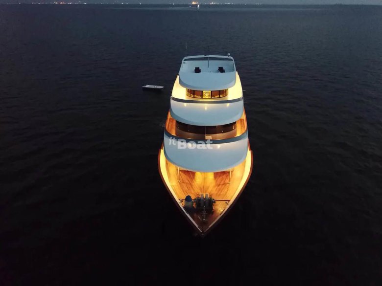 Моторная яхта