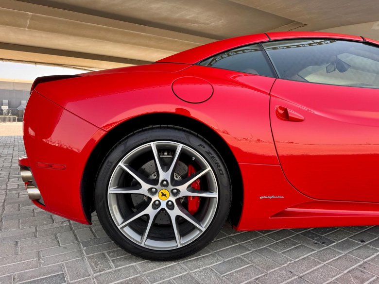 Красная феррари