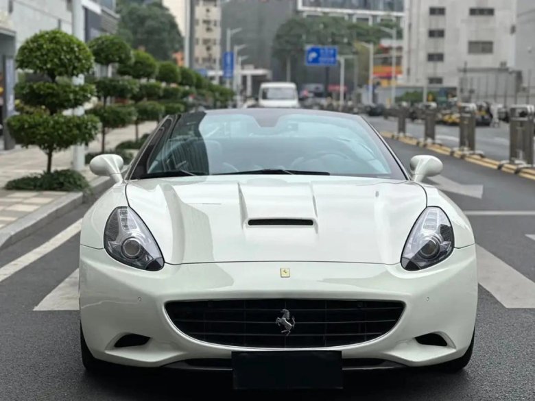 Автомобиль ferrari