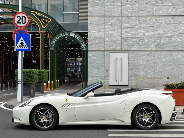 Феррари калифорния 2010