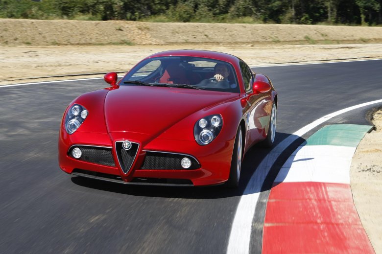 Машина alfa romeo 8c competizione