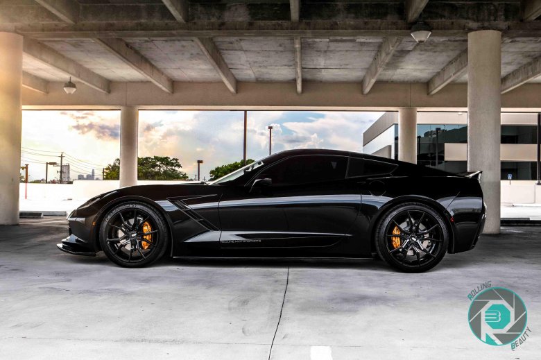 Чёрный chevrolet corvette c7
