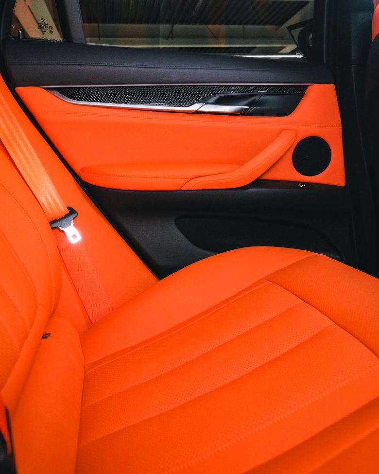 Бмв оранжевый салон сзади
