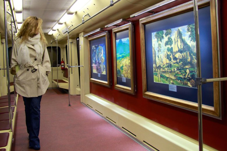 Вагон картинная галерея в московском метро