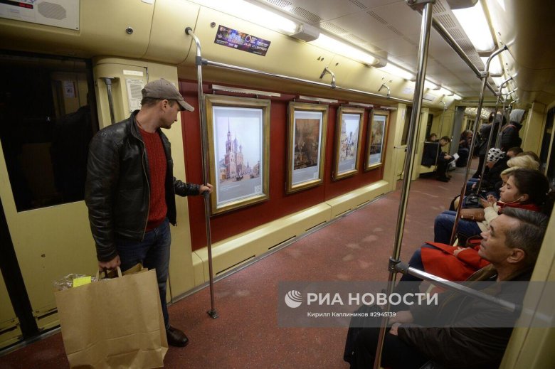 Вагон картинная галерея в московском метро